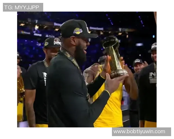 詹姆斯媒体日感慨湖人冠军旗帜展现辉煌历史与荣耀时刻